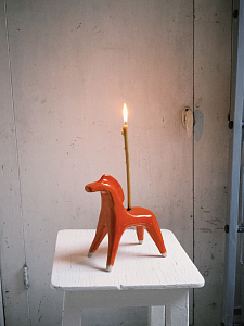 Лошадка-подсвечник в красном цвете